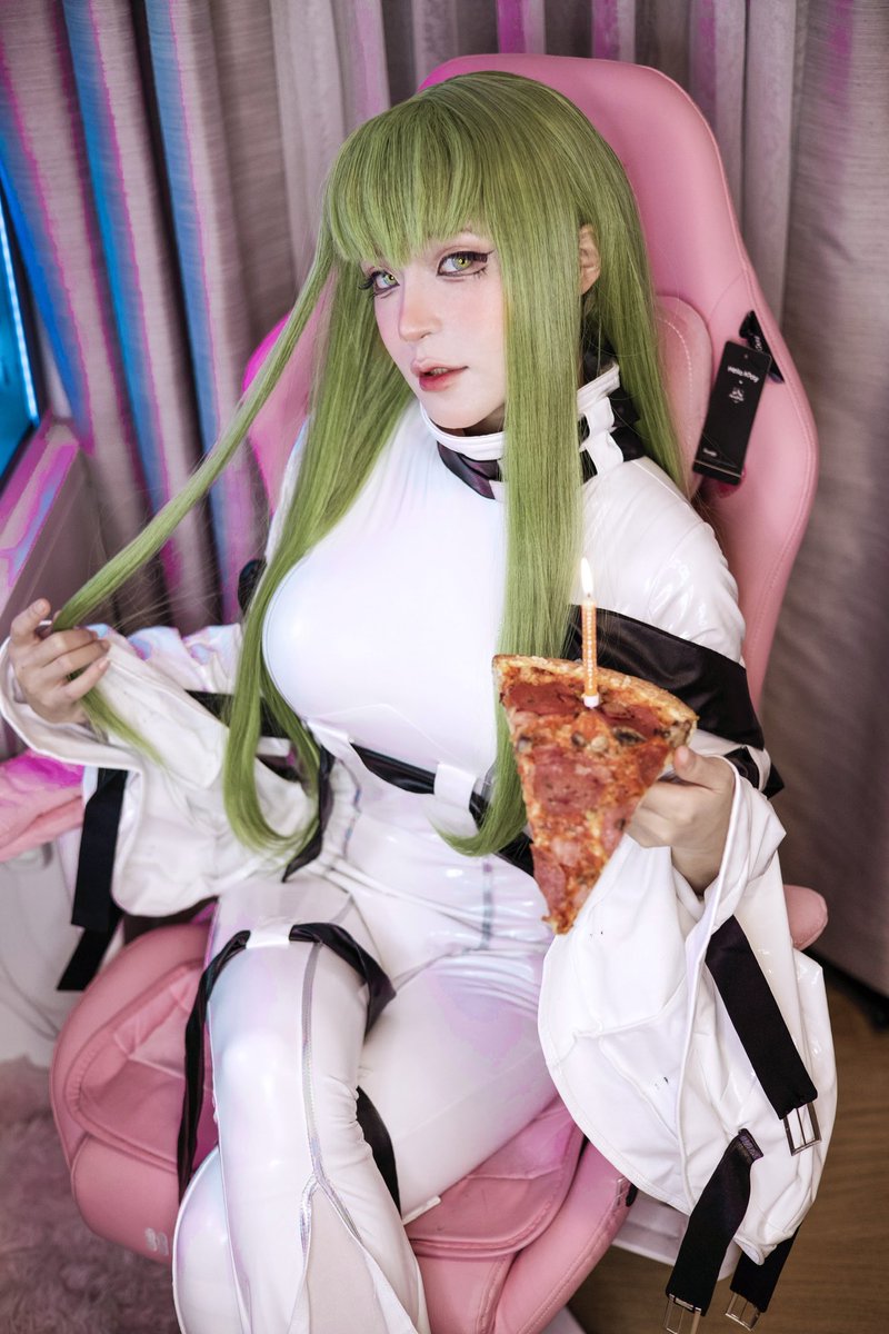 yuji_koi's tweet image. Happy 28th birthday to me 💝

C.C cosplay 
Lens: Urban Layer Gogh Grey @askUNIQSO code “yujikoi” for 12% discount

Full set of 11 sfw pics are available on my Patreon ✨ 

#cccodegeass #codegeass #cccosplay #cc #yujikoi #yujihannah #birthdaygirl #codegeasscc #lelouch