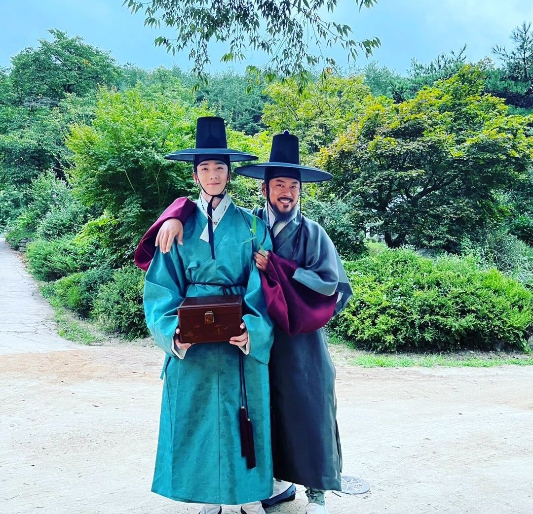 kyunbihyos's tweet photo. LOOK AT HIM LOOK AT HWIYOUNG https://t.co/Ap2RY3HNhg
