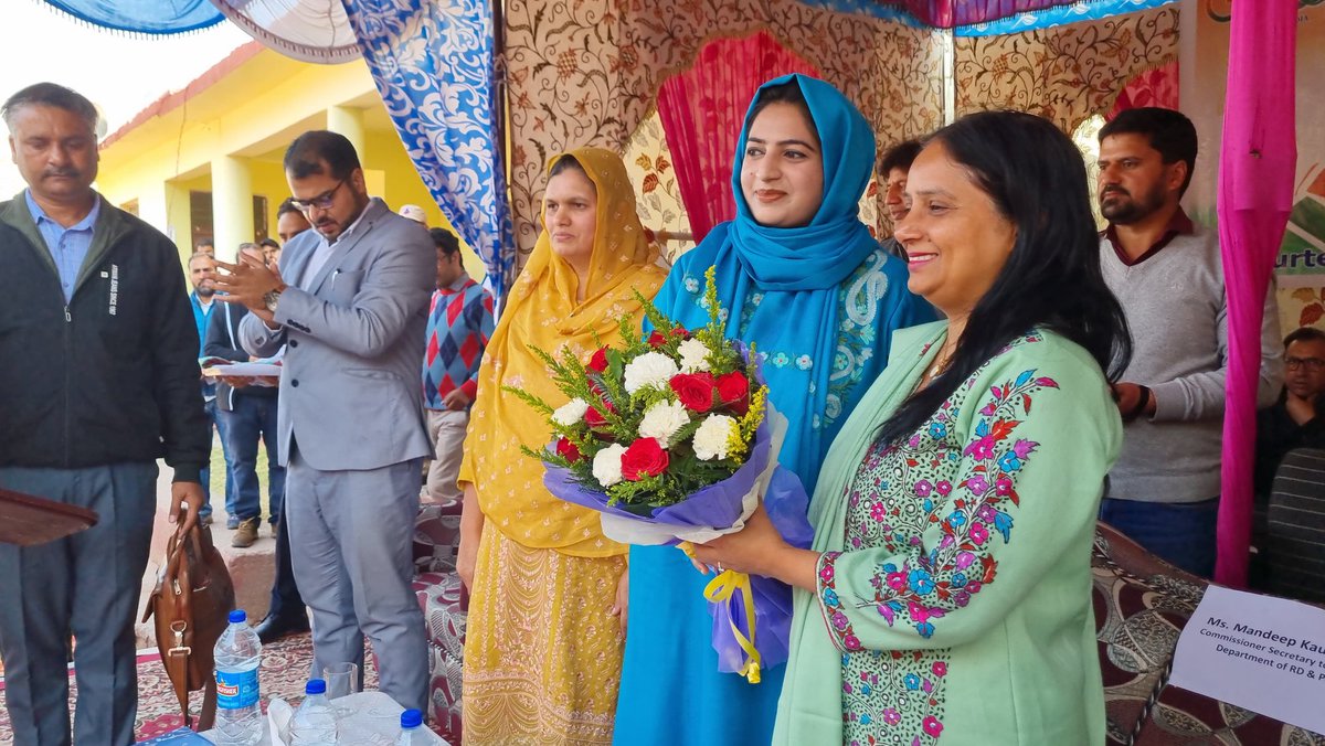 jkrddpr's tweet photo. #ComSecy #JKruraldevelopment &amp; #PanchayatiRaj Mandeep Kaur-IAS actively engaged with the community during #BacktoVillage5 program in Seri #KhawajaPanchayat #Poonch.Her commitment to #ruraldevelopment is truly commendable #CommunityEngagement ⁦@PMOIndia⁩ ⁦@OfficeOfLGJandK https://t.co/8E5h7n2ZWt