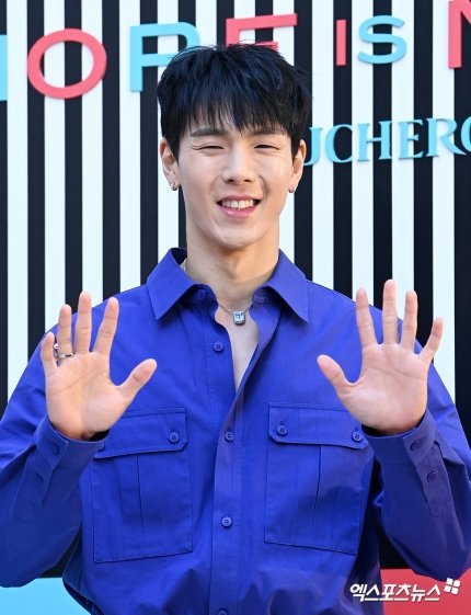 [#MX_ARTICLES • #SHOWNU ]  #MONSTAX Shownu poses at the launching event of 'Bucheron 2023 Carte Blanche' MORE IS MORE Articles - 1. naver.me/GpflzUtq 2. naver.me/IgD4nRnO 3. naver.me/x2hcAJlK 4. naver.me/FjcCaq9y #셔누 #몬스타엑스 @OfficialMonstaX