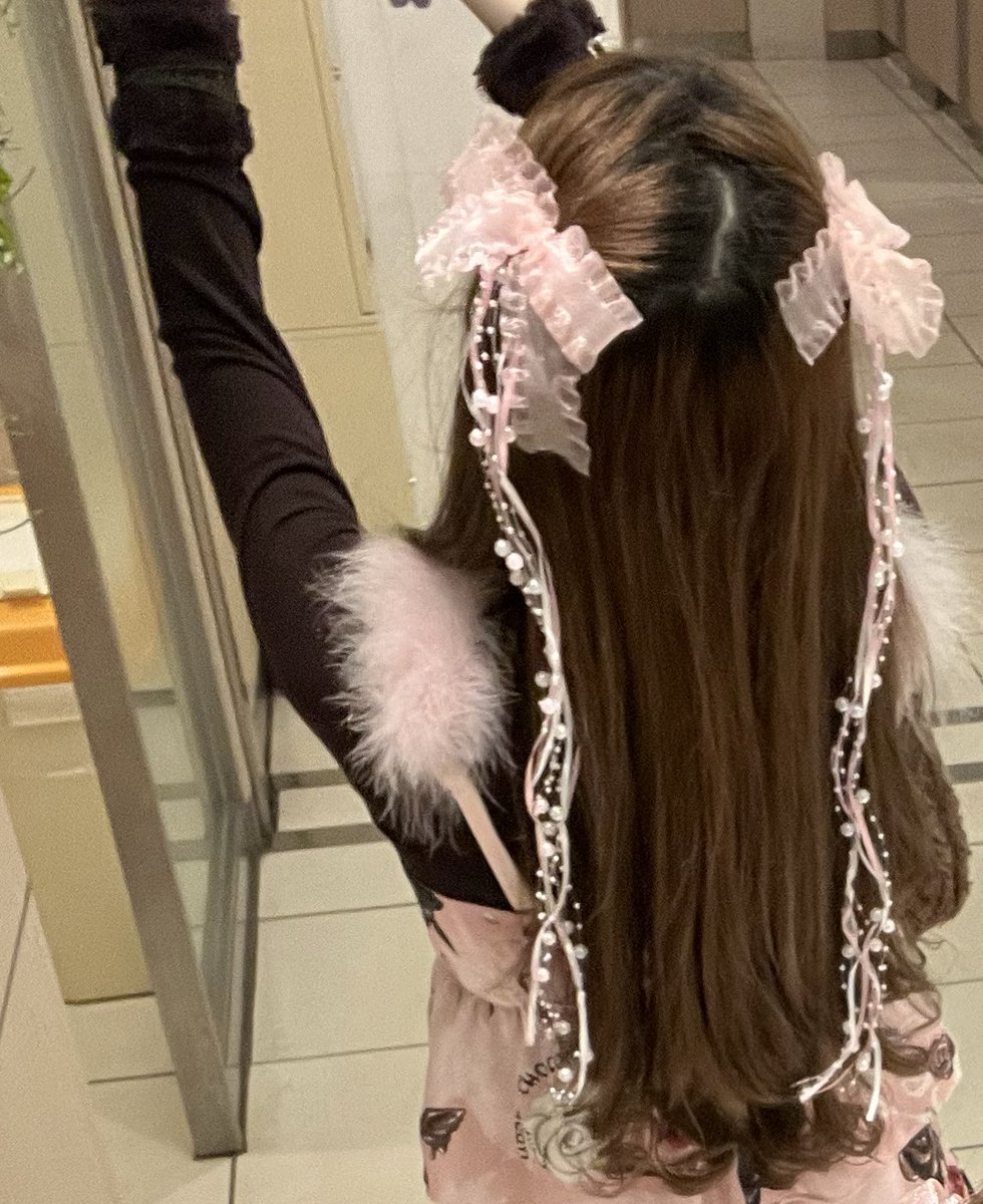 手芸屋さんでかったフリルリボンとパールガーランドでヘアアレンジ
ジグザグに分けるのいつまでもできない😂