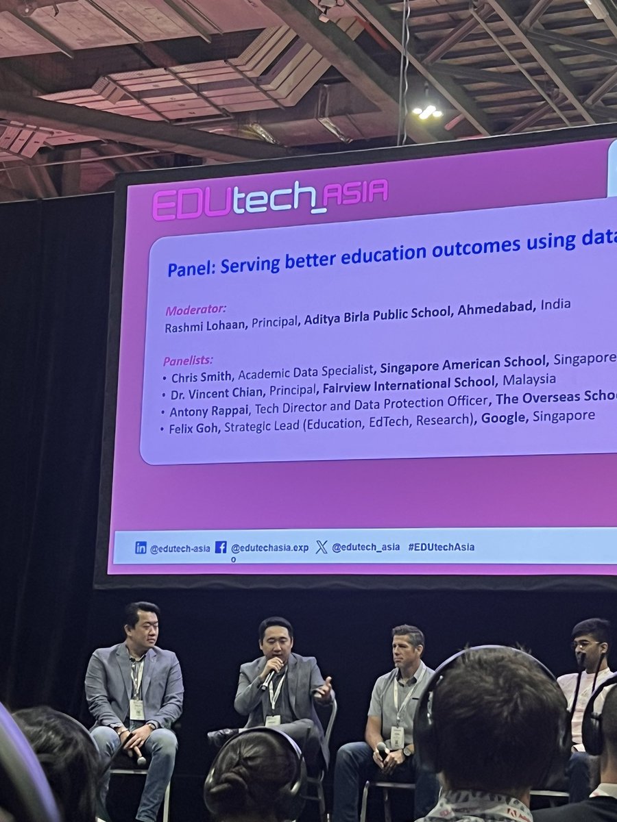 Finding even more #GoogleChampions at #EDUtechAsia. Listening to <a href="/SmithRChris/">R. Chris Smith, M.Ed</a> on using data for better education outcomes