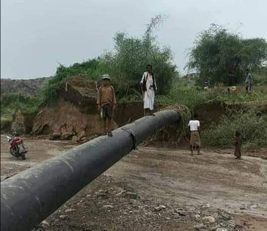 السيول في شبوه تكشف انابيب نهب النفط من شبوه الا مارب
النضال الحقيقي مقابل دماء ابنائكم قطع شريان نهب النفط من شبوة يعني قطع شريان الاقتصاد التي تتنفس منه مافيا ٧/٧ الشمالية عليكم به