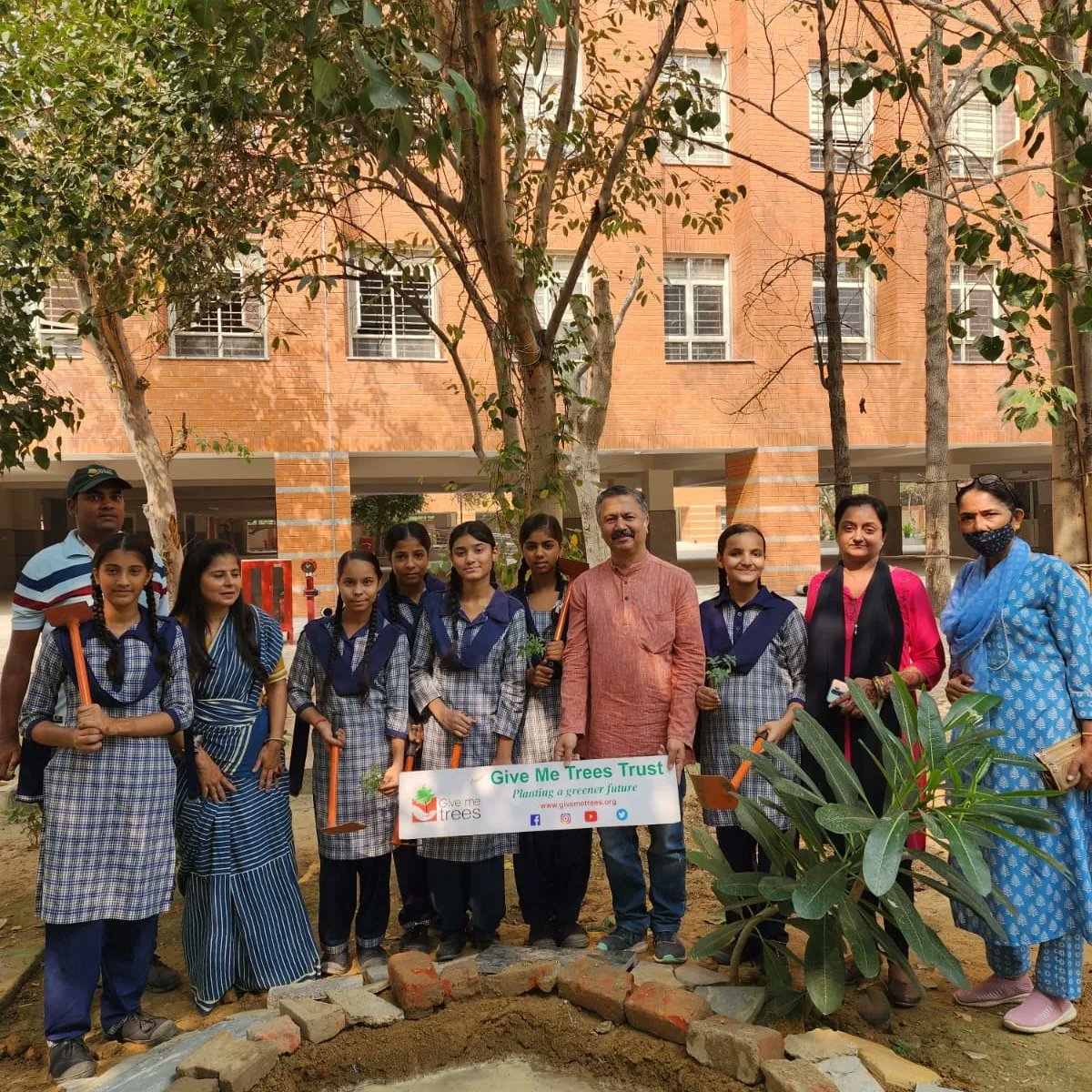 We planted #tree saplings with the children of Government Senior Secondary School in Uttam Nagar, Delhi. 

The #plantation concluded with an interactive session on the importance of trees and #biodiversity. 
Teach them young 💚 

#plantingtrees #natureeducation #greenlearning