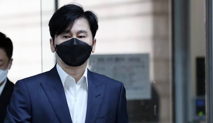 kchartsmaster's tweet photo. 🚨 Yang Hyun Suk has been sentenced to 6 months in prison and 1 year of probation.

https://t.co/79v1o6nlM1 https://t.co/srG0rLi5G0