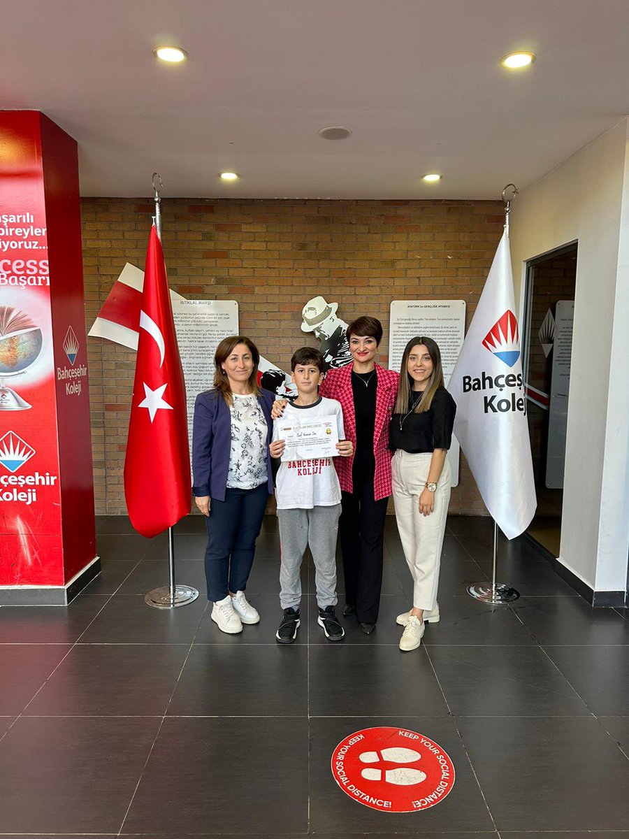 BahcesehirOrdu's tweet photo. İlkokul Kademesi öğrencilerimiz 100. Yılı Coşkusunu sergilediği resim sergisinde dereceye girerek okulumuzu gururlandırdı.
Başarılarının devamını dileriz🎨👨‍🎨 https://t.co/EPbaiNHSdd
