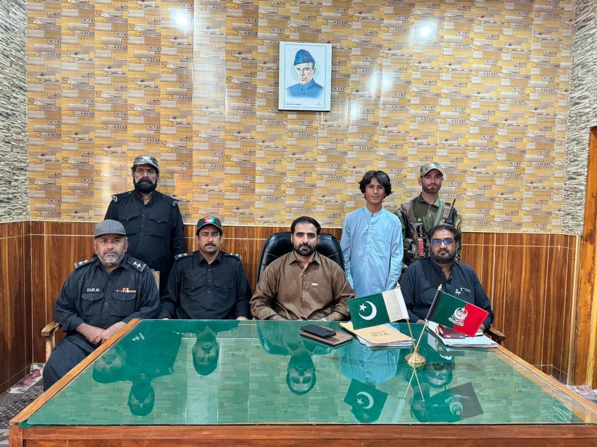 چاغی لیویز فورس کی بڑی کاروائی تین ماہ قبل اغواہ والے لڑکےکونوکنڈی سے بحفاظت بازیاب کرانےمیں کامیاب آپریشن انٹیلیجنس بیسڈ کی بنیاد کی گئی 
اسسٹنٹ دالبندین محمد جان بلوچ 
<a href="/cs_balochistan/">Chief Secretary Balochistan</a> 
<a href="/DgLevies/">DG Balochistan Levies Force</a> 
<a href="/ShafqatShahwan/">Shafqat Shahwani</a> 
<a href="/Syedami54785790/">Syed Amin Marwat</a> 
<a href="/LeviesHq/">Balochistan Levies Force HQ</a> 
<a href="/DC_Chagai/">Deputy Commissioner Chagai</a> 
<a href="/DcKharan/">Deputy Commissioner Kharan</a>