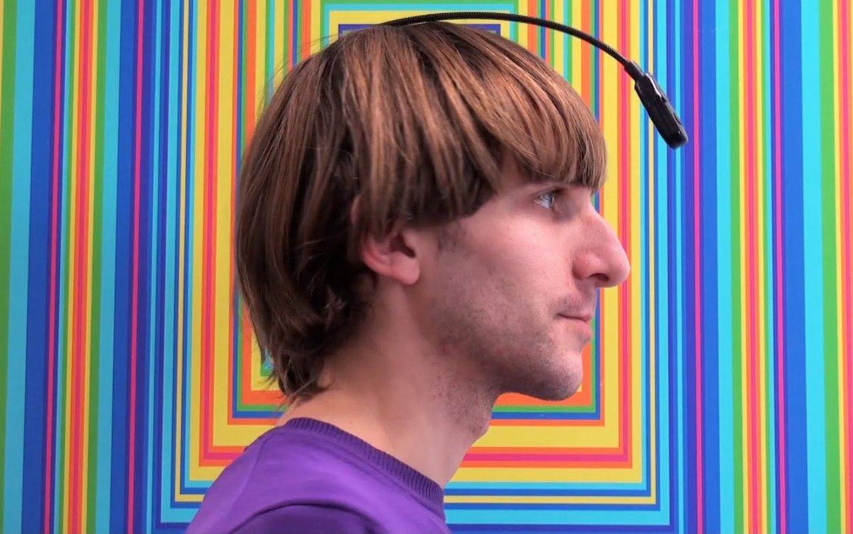 Radio3scienza's tweet photo. Il britannico #NeilHarbisson percepisce i colori come onde sonore, grazie a un'antenna sulla testa. Lo spagnolo #KaiLandre, invece, con i suoi impianti cocleari percepisce il suono delle particelle subatomiche. Alle 11.30 con #MarcoMancuso parliamo di artisti #cyborg e di come arte, design e tecnologia incontrano il corpo umano, generando un "corpo espanso": Chimera. E sfogliamo il suo nuovo libro.