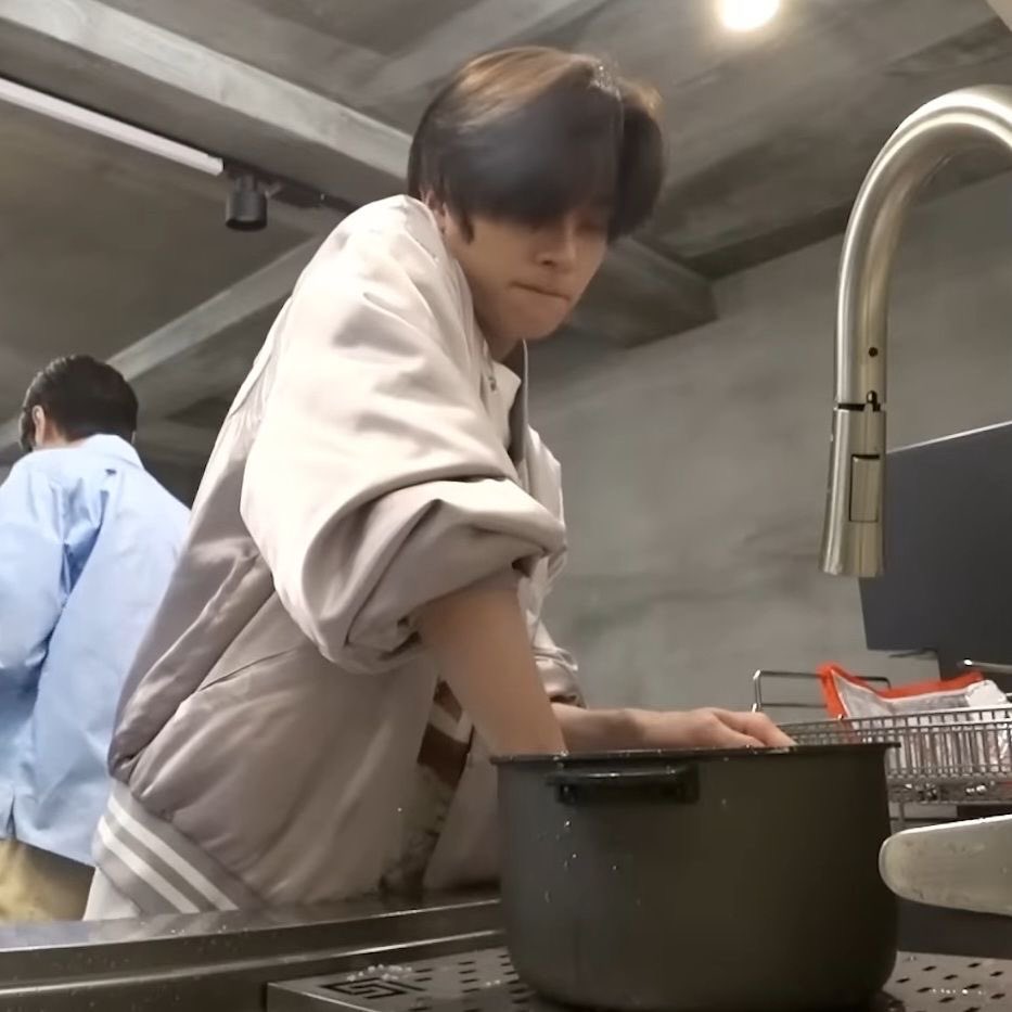 เกิดเป็นคนอีสาน เลือดก็คนอีสาน มีบุญมีงานก็ต้องมีหมอลำ มีลาบมีก้อยมีจุ๊ซอยจำ ยังจดยังจำวิถีบ้านเฮา