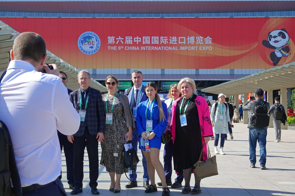 ChinaDaily's tweet photo. A multitude of multinational companies are participating for the first time in the ongoing sixth China International Import Expo, attracted by the spillover effect of such platforms as well as the growing vitality of the Chinese market. #CIIE https://t.co/wSb8ipCken https://t.co/JuBQktjqYr