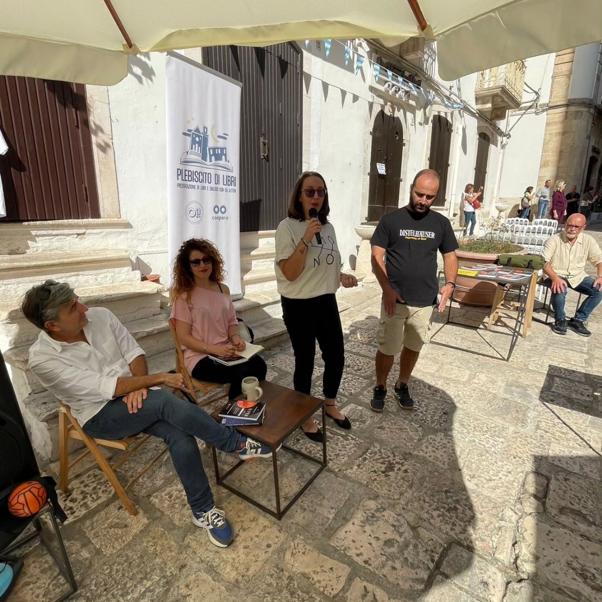 📷 Gianni Bianco durante la presentazione del suo libro "Super Santos Subito" intervistato da Claudia Console.
📖
👉 Evento organizzato grazie al finanziamento del <a href="/Centro_libro/">Centro per il libro e la lettura</a>
_
_
_
#plebiscitodilibri2023 #presentazioni #putignano #weareinpuglia #pugliaevents #book #booklover