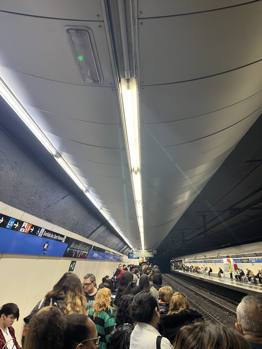 Cada semana la misma!!! Te limitan la circulación en coche, has de ir con transporte público y el servicio es nefasto. Nos machacan a impuestos para tener servicios de m…..  <a href="/TMB_Barcelona/">TMB</a> <a href="/jaumecollboni/">Jaume Collboni</a>