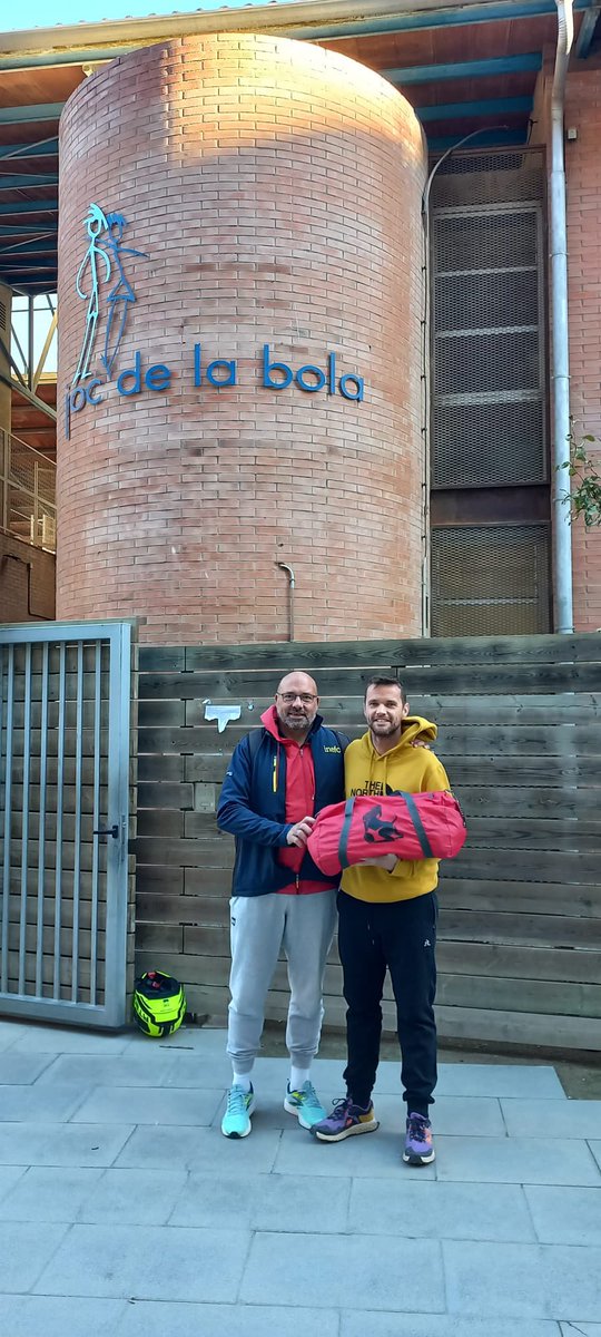 El @InefLleidaRugby ha hecho entrega de los kits de @GENERALI_es de rugby cinta en los centros que han sido premiados: 

Los centros premiados de Lleida han sido:
- I.E.S Joan Oró 
- I.E.S Alcarrás
- CEIP Joc de la Bola