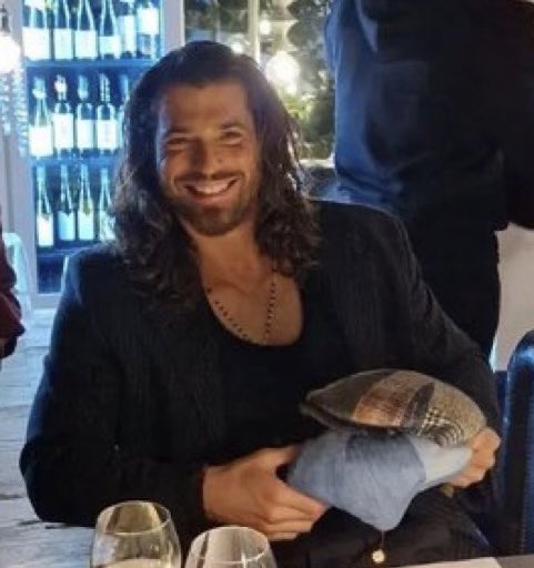 Hoy es un dia entresemana

Y festivo para todos los que queremos bien a  #CanYaman 

Por eso hoy todos los buenos deseos son para ti.

Feliz cumpleaños🎊🎊🎊🎊

#HappyBdayCan