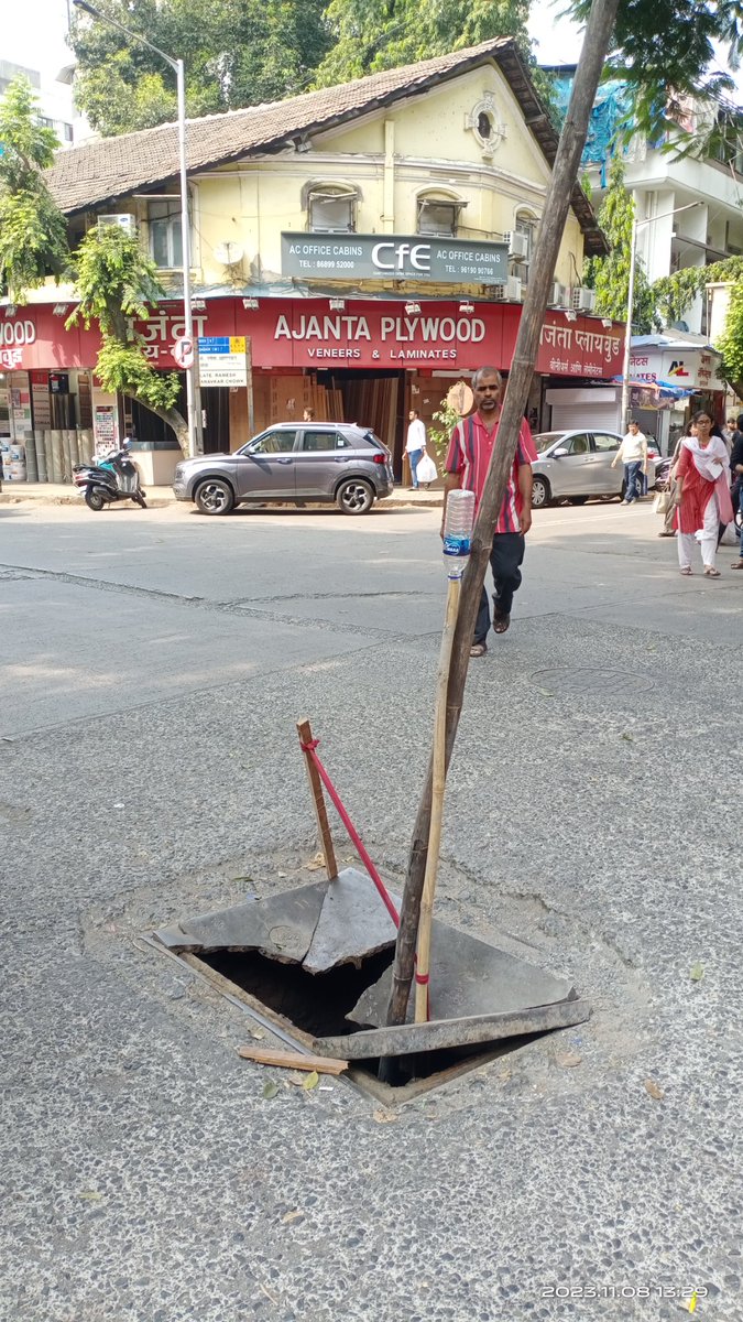 deepakbabajee's tweet photo. @mybmc 

दादर वेस्ट ला पोर्तुगीज चर्च रोड वर जैन हॉस्पिटल जवळ ही अवस्था आहे. ट्रॅफिक चा खोळंबा होत आहे. त्वरित करणे गरजेचं. अपेक्षा. https://t.co/S39EmmLOfW