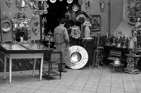 EFELafototeca's tweet photo. Tienda de antigüedades en El Rastro de Madrid, hace 70 años. #EFEfototeca https://t.co/UA0BmlvVOI