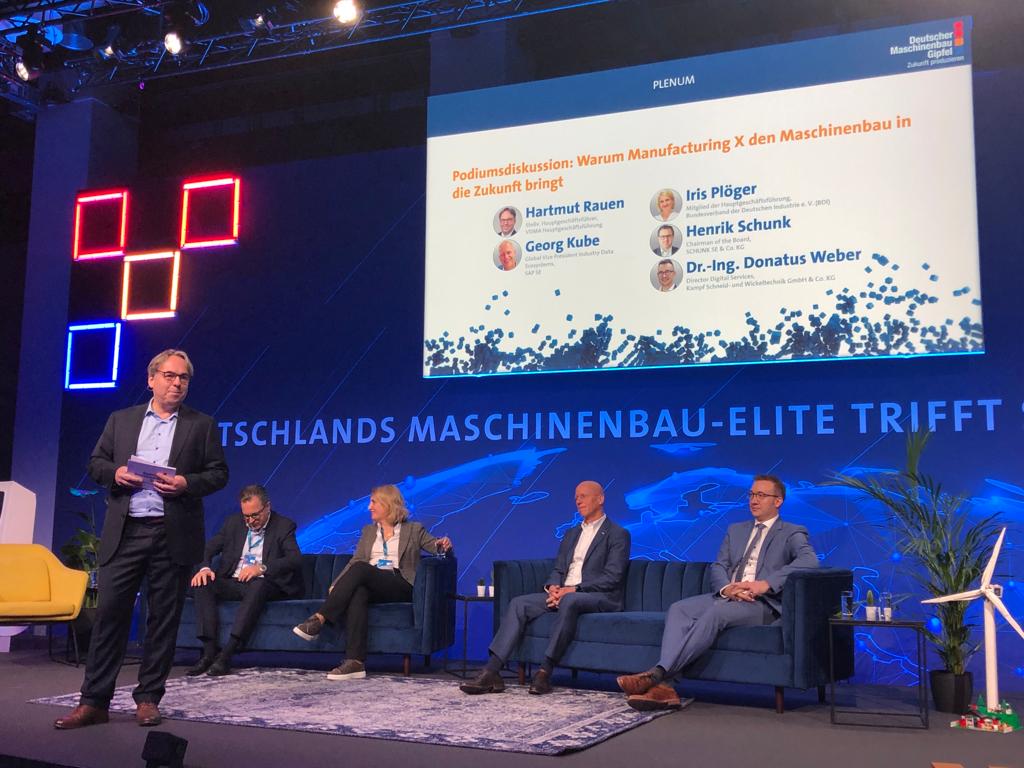 VDMAonline's tweet photo. Wie steht es um #ManufacturingX? Hartmut Rauen, VDMA, diskutiert über die Zukunft der #Digitalisierung in der #Produktion. Denn: es braucht Tempo! #MBG23 @Der_BDI @SCHUNK_HQ @SAP https://t.co/2jhB6CooIe