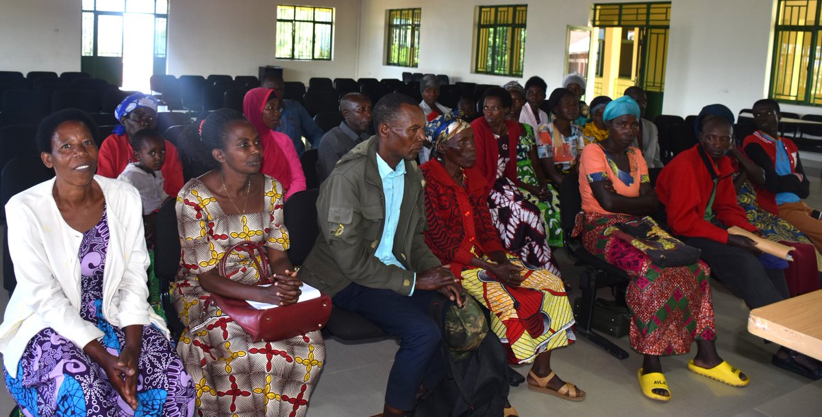 Umuyobozi w’Agateganyo w’Akarere Bwana NIRAGIRE Theophile ari kumwe n’itsinda rigamije kwakira ibibazo by’abaturage no kubikemura bakiriye abari babifite birakemurwa ibindi bishyikirizwa inzego zibishinzwe, ni muri gahunda y’umunsi ngarukacyumweru wahariwe kubakira no kubumva.