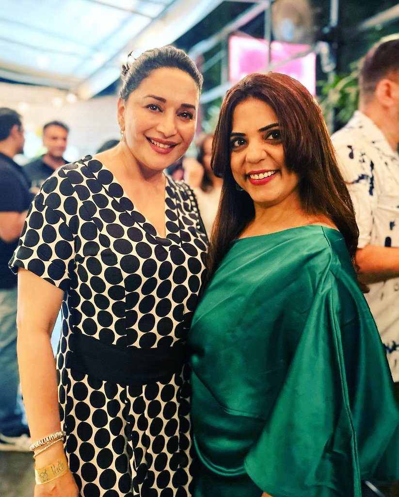 SoSweetMadhuriG's tweet photo. My sweet ma'am 😘🤗
N Sir ji 🙏🖤
keep smiling always 🙏🖤🥰Both of love 🙏🥰
@MadhuriDixit 
@DoctorNene #MadhuriDixit
#DrNene
#SweetSmile https://t.co/VfjrUayiCu