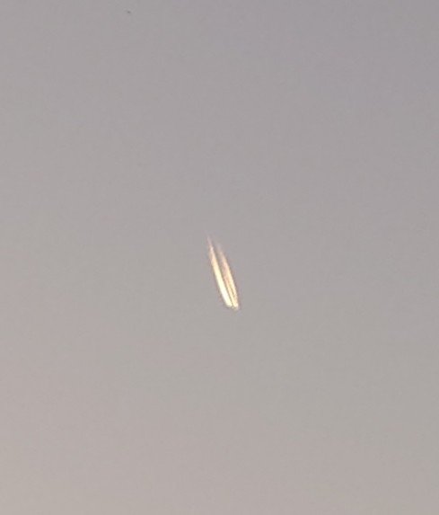 なんか落ちてきた？
飛行機雲？