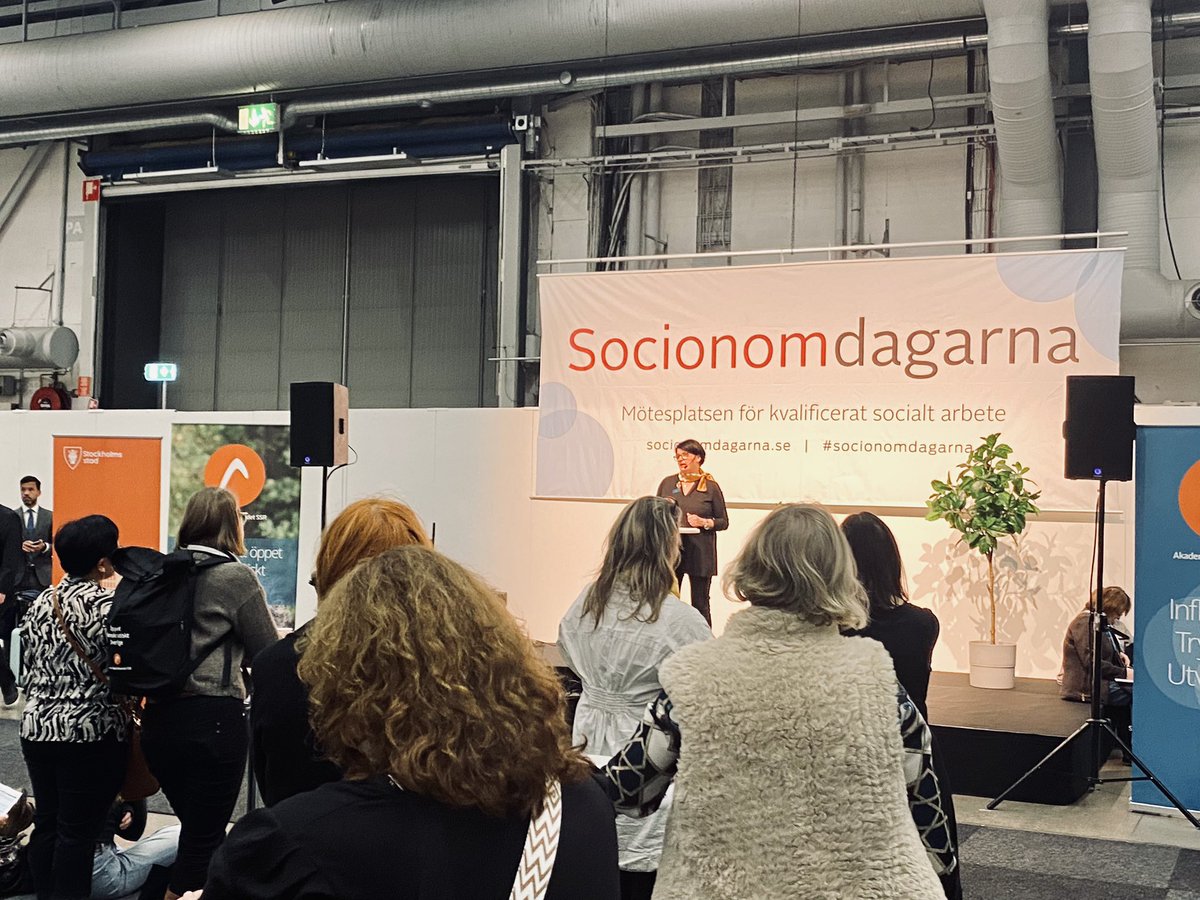 Socionomdagarna är igång! 
Nu på scen <a href="/HeikeErkers/">Heike Erkers</a> förbundsordförande på Akademikerförbundet SSR #socionomdagarna <a href="/akademssr/">Akademikerförbundet SSR</a>