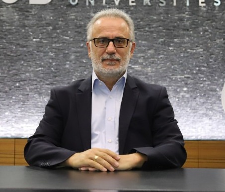 ozankaduker's tweet photo. Prof. Dr. Recai Coşkun’un içeriği ve kaynakçası uydurma olan makalesi hakemli dergi tarafından sorgulanmadan kabul edilerek yayımlandı.
Makale, Teoman, Deniz Seki, Küçük Emrah gibi şarkıcılara atıflara; tuhaf kaynakçalara rağmen editörler ve hakemler tarafından fark edilmedi.
Kaynakçalar arasında “Dariyus’a deyyus denmesinin psişik değeri üzerine çözümlemeler, Persopolis Yayıncılık”, “Desem Bir Türlü Demesem Bin Dert Toplumsal Araştırmalar Dergisi”, “Oğuz K. (M.Ö. 3000) Demir dağları delerken: Ötüken yolu yokuştur, Altıntuğ Yayıncılık”, Gamalı Haç Yayınları, Hurafe Yayınları gibi komik isimde uydurma yayınlar bile vardı.
'Kaliteye dikkat çektim'
Makalesi hakkında bilgi veren Coşkun "Akademik dergilerin ve makalelerin kalitesinin düştüğüne dikkat çekmek istedim. Çok iyi dergilerimize karşılık ücret karşılığında makalenin direkt yayınlandığı dergiler var. Dergi Park’ta bulunsun, hakemli, editörü profesör ve ücretli bir dergi olsun istediğim için o dergiyi seçtim" dedi.
Türkiye'nin Sokal olayı
Fizikçi Alan Sokal’ın da 1996’da hatalar ekleyerek Social Text dergisine yolladığı makalesi fark edilmeden yayımlanmıştı. Böylelikle Coşkun’un makalesi akademi tarihine ‘Türkiye’nin Sokal olayı’ olarak geçti. 
Fark edilmesi için makalede Sokal’a da yer verdiğini aktaran Coşkun, “Tuzak kurmadım. Teoman, Deniz Seki, Küçük Emrah var. Makalede alakasız cümleler, kaynakçalar bulunuyor. Editörün beni arayıp ‘Zamanımızı neden aldınız’ demesini bekliyordum. Ama sadece yazım hataları için bir revizyon geldi, bir de hakemler küçük önerilerde bulundu” diye konuştu.