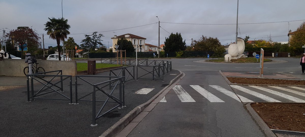 CollegeJV's tweet photo. Travaux de sécurisation de l'entrée du collège finalisés. Une sécurité accrue pour nos eleves et des accès de meilleurs qualités. Remerciements à la mairie de @Buxerolles.👍 https://t.co/MuxvQkXWpV