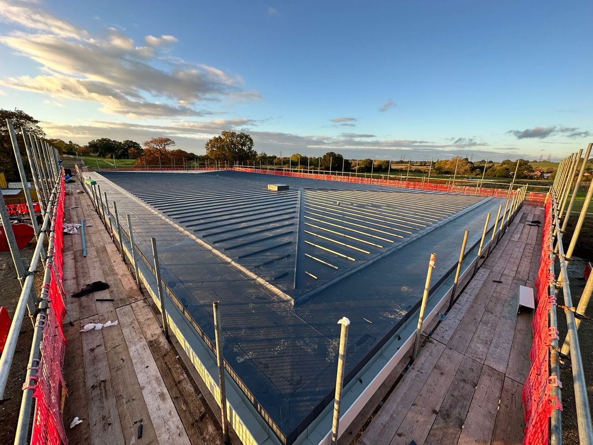 DANOSAUK's tweet photo. TRG Projects LTD successfully completed waterproofing the Henley Gate Visitor Centre roof using #DANOPOL HS mechanically fixed system. Covering an area of 800m2, the system was finished with our Alpha Profiles, balancing functionality and aesthetics.

#buildingtogether https://t.co/ijtIvUySqx