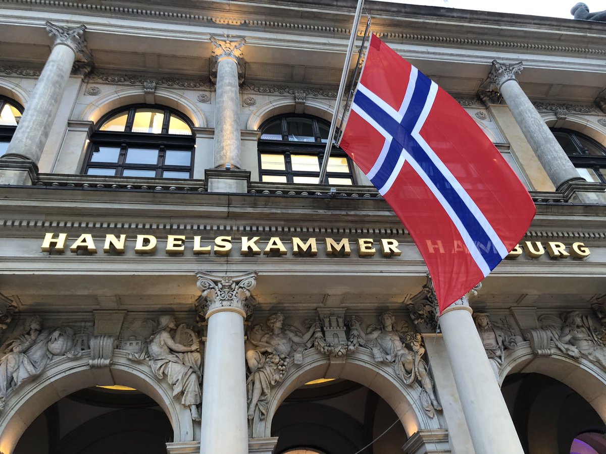 Kein Hamburg-Besuch ohne #Hafenrundfahrt. Dabei und jetzt vorab <a href="/hkhamburg/">Handelskammer Hamburg</a> mit dem 🇳🇴 Kronprinzen geht es heute u.a. um #Wasserstoff, #grüneSchifffahrt und #Wirtschaft im allgemeinen - Schwerpunktbereiche der deutsch-norwegischen Partnerschaft also.