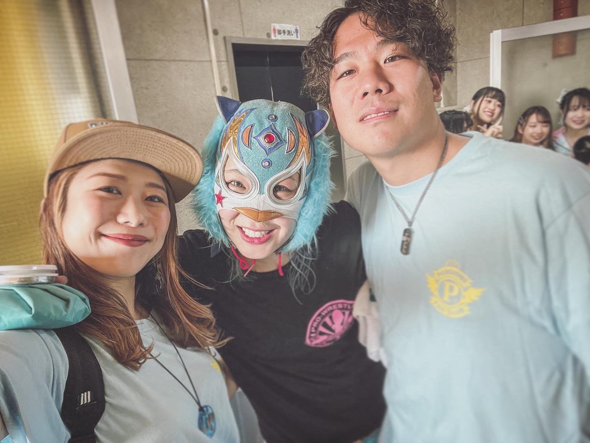 yukko1112's tweet photo. #フライングペンギン @FlyingPenguinSK の試合を観に大正へ🐧
堂々と輝いてる彼女がいました
勇気もらったなぁ🔥
なだけん @kent19891005 も久々に会えて #Recordclock も我が家に💿
NY🗽で購入した子と並べたよ
※NY、日本の時間にしてみた🌏
いろんな事にチャレンジを続ける2人を尊敬してます👫 https://t.co/WW3ufEXQtT