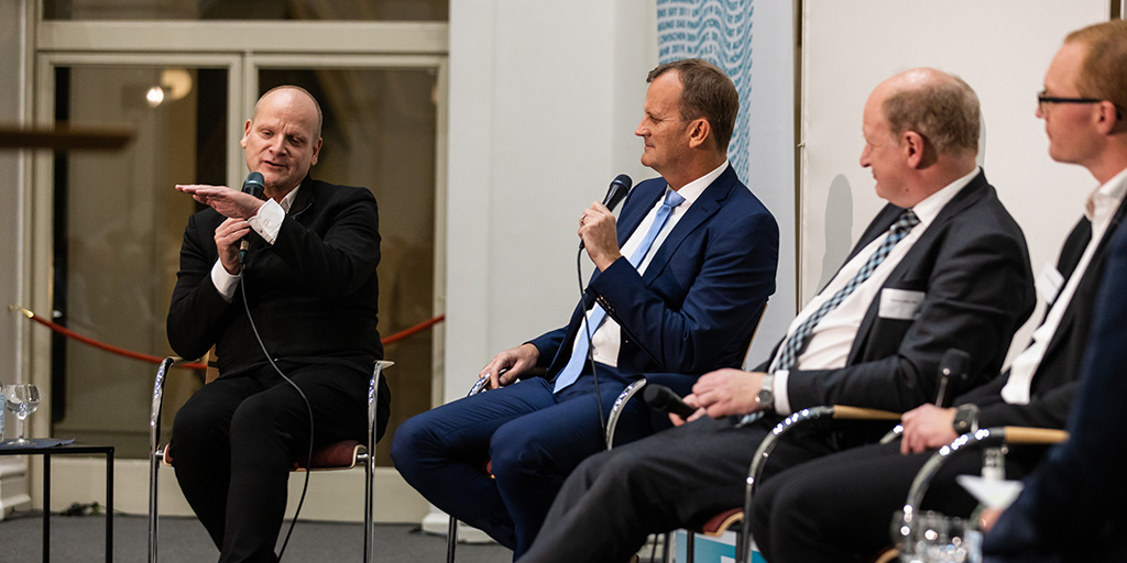 bdvb_ev's tweet image. Die Debatte über die vermeintlich faule Generation Z findet Ralf Tiedtke bedenklich. Er unterstreicht, dass junge Leute super Lust haben zu arbeiten. Arbeit solle als Teil des Lebens und Bereicherung verstanden werden.
©Jens Gyarmaty
#bdvb #WirtschaftsstandortDeutschland