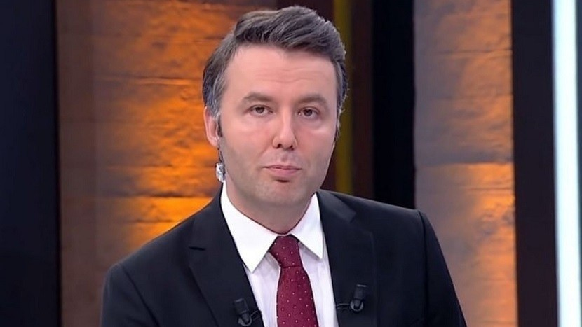 trhaber_com's tweet photo. Gazeteci Mehmet Akif Ersoy:

"Boykot tartışmalarına dair babamın bana gönderdiği bu mesaj üzerine yeniden düşündüm. Ve mesajı sizlerle de paylaşmak istedim.

VİETNAM SAVAŞI boyunca bir adam, 
Beyaz Saray'ın önünde her gece 
tek bir mum yakarak protesto yapıyordu.

Bir gece bir gazeteci:
"Bayım bu küçük protestonuzun 
bir şeyi değiştirebileceğine
gerçekten inanıyor musunuz?"diye sordu.
 
Adam şöyle cevap verdi:

"Buraya onları değiştirmek için gelmiyorum. 
Buraya geliyorum ki, 
onlar beni değiştiremesinler.

Bu vahşete seyirci kalarak, bir parçası olmamak için,
gerçeği bilmeye ve anlatmaya devam edeceğim. 

Vicdan ve merhametimi söküp atmaya çalışan bu acımasız dünyaya karşı direnmek için bunu her gün yapacağım."