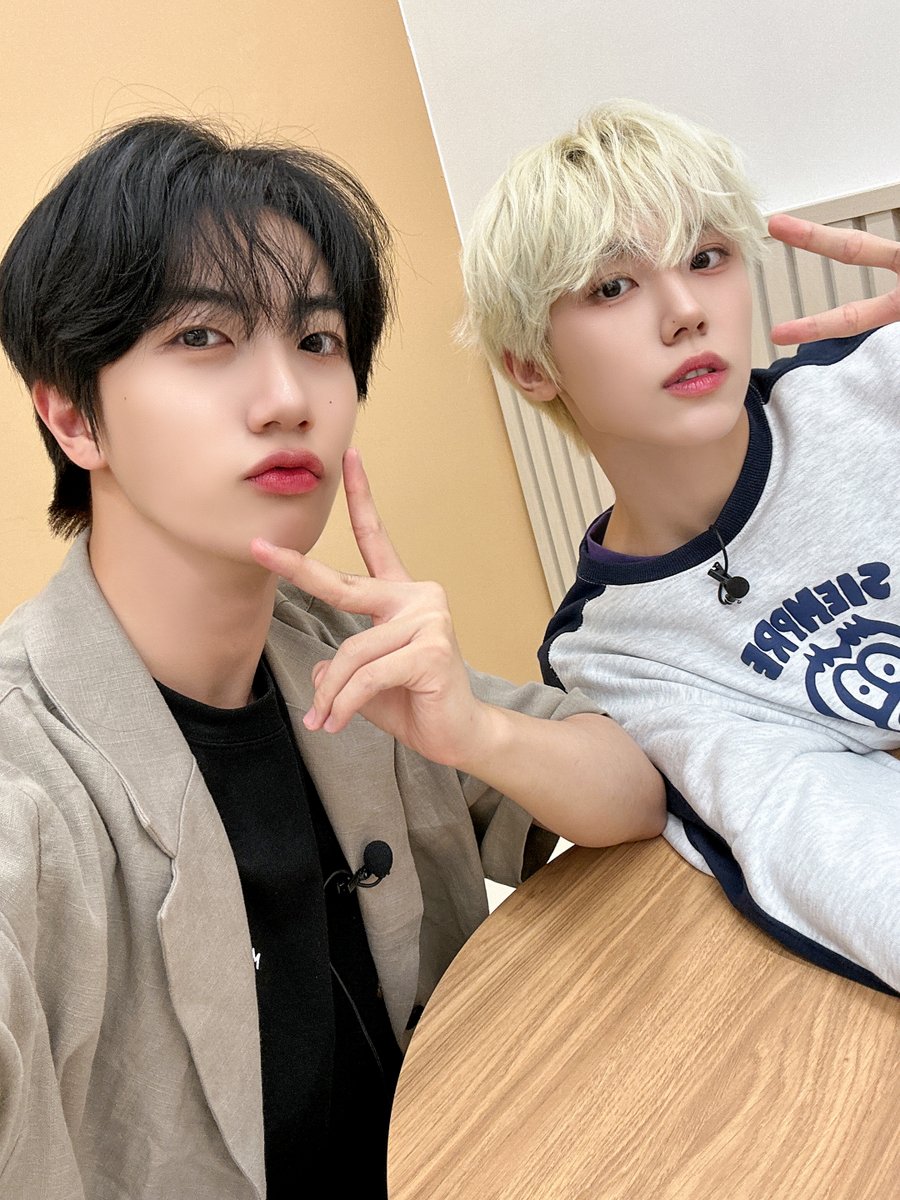 CRAVITYstarship's tweet photo. [📸] 
[for. LUVITY] 크터뷰 #8 원진&amp;성민 – 𝙎𝙀𝙇𝙁𝙄𝙀 𝙎𝙋𝙊𝙄𝙇𝙀𝙍🤳
⠀
잠시 후 9PM!
크래비티 공식 팬카페에서 함께하세요☀
⠀
#CRAVITY #크래비티
#원진 #성민
#LUVITY #러비티
#CRAVITY_INTERVIEW #크터뷰 https://t.co/QPaJX3MP8Z