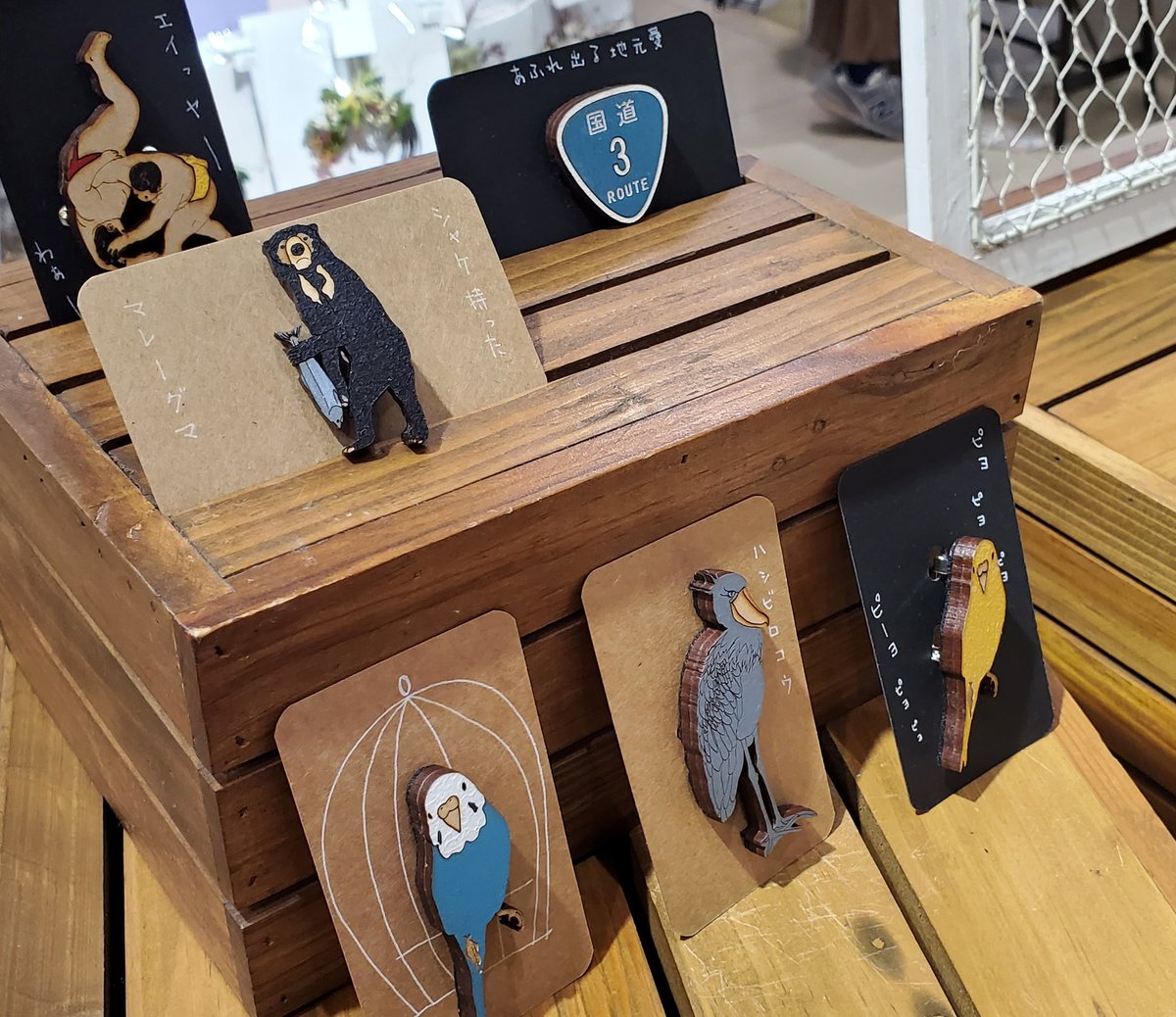 #私の作品もっと沢山の人に広がれ祭り

👩‍🌾『あれ、それもしかしてサトラボのブローチ？いいよねーLANケーブルブローチ』
👩‍🚀『そうそう😀次はWiFiのブローチゲットするんだー』
👩‍🌾『いいよねWiFiブローチ、あの電波拾いそうで拾わない感じ』

…というのが目標