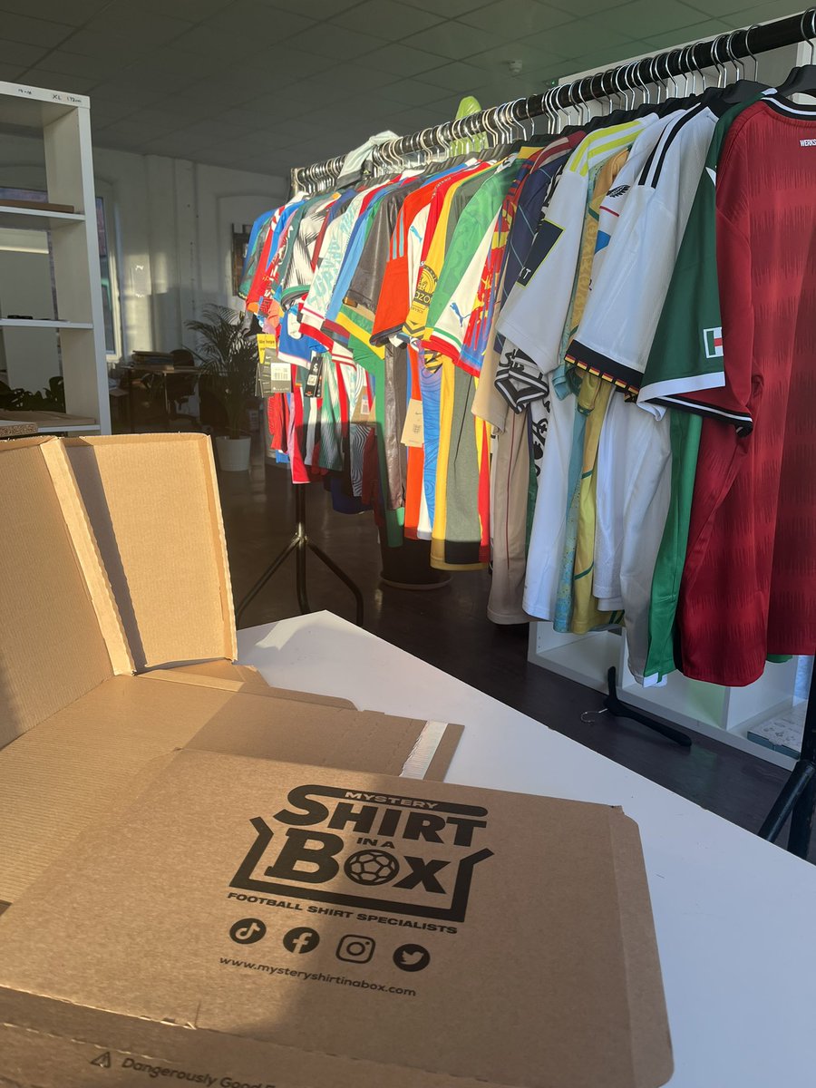 IT’S GIVEAWAY TIME! 👀 

If Rashford scores tonight against Copenhagen we’ll giveaway a Mystery Football Box ⚽️

How to enter: 👀

Retweet♻️
Follow us 👋

Easy as that! Good luck🤝