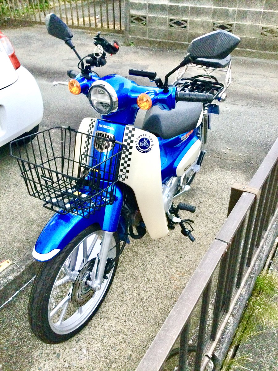 azuldduck12's tweet photo. 昨日に納車フルノーマルからの〜装備品取り付け&ちょいカスタマイズ😊
日没との勝負で焦りました💦
前カゴやめようか迷ったけど〜やっぱり便利だから付けました😉
それにしても〜アスルクラロカラーだなぁ🤣
#スーパーカブ #JA59 #カブ主 #SC110 https://t.co/dl1iPoa47V