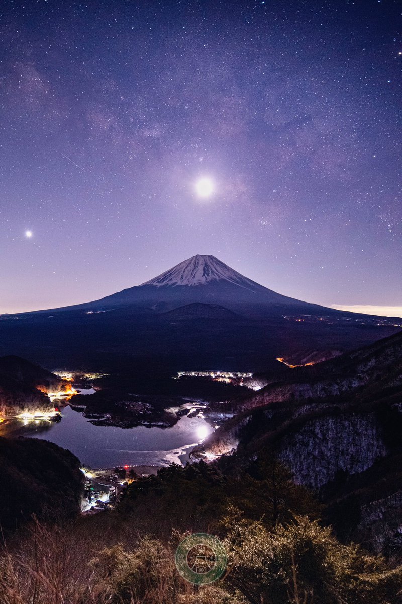 Toshi_photo_'s tweet photo. 富士山のもとに、月と天の川という相反する者たちがランデヴーする奇跡の夜。

#富士山 #tokyocameraclub #PENTAX https://t.co/Ht8FCRbqYA