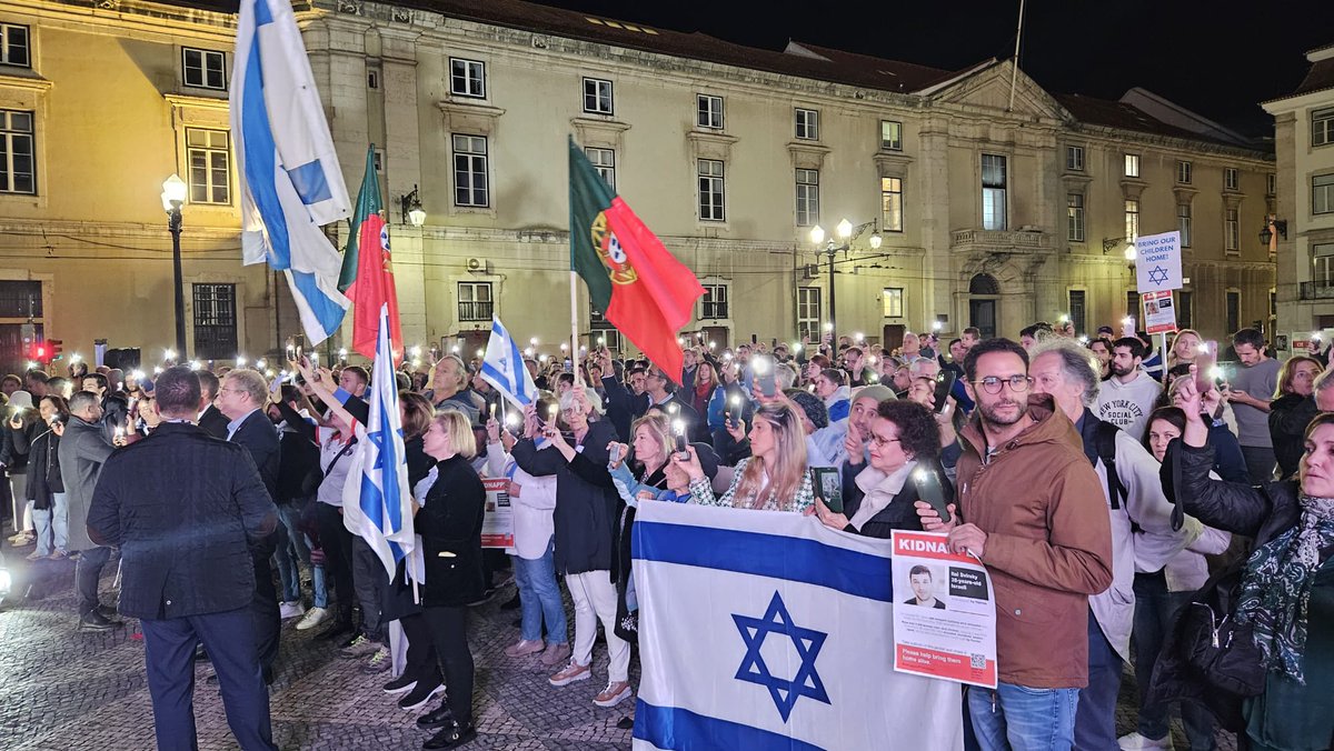 Pro-Israel 🇮🇱 protest in Portugal 🇵🇹

Notice that in all pro-Israel protests, you also see flags of the host country. 

Do you see any host country flags in pro-Palestinian protests? Any 🇬🇧 flag in Palestinian protest in London or 🇩🇪 flag in Berlin?