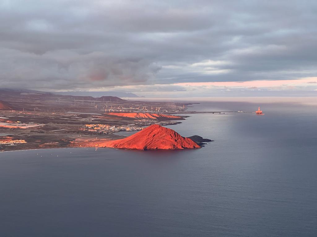 Why Montaña Roja (the Red Mountain) is called as it is called🙃😊/ Por qué Montaña Roja se llama como se llama🙃😊#montañaroja #granadilla #granadilladeabona #tenerife #somostenerife #immobilier #immosaratenenerife #vastgoed #makelaar #canaries #ilescanaries #elmedano