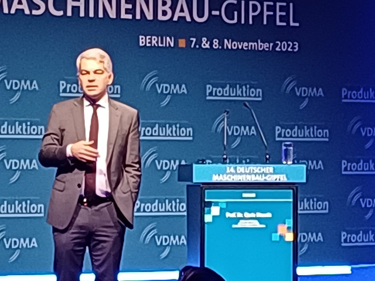VBanholzer's tweet photo. @CarloMasala1 fordert von der Wirtschaft: Mehr mit #Szenarien arbeiten! "Haben Sie immer einen Plan B!" Und "bereiten Sie sich als Unternehmen immer auf das schlechteste Szenario vor und hoffen, dass es nicht eintritt!" #MBG23 des @VDMAonline in Berlin @AlexanderFink77 https://t.co/vKAcHZ2Iuw