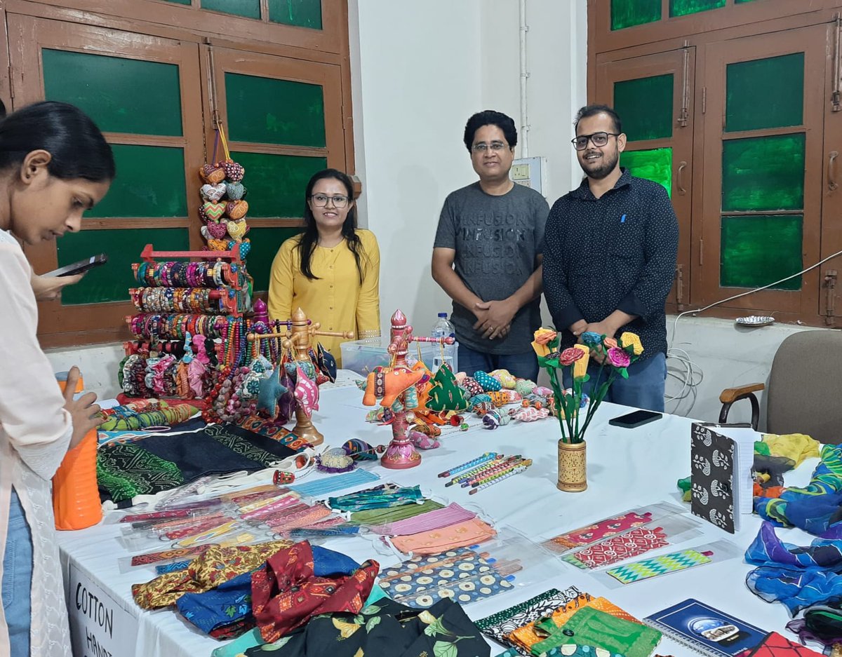 #ArtesaníaSolidaria | Ayer fue un día especial para nosotros en Varanasi. Tuvimos la oportunidad de colocar un puesto en la Universidad de Banares Hindu (BHU) como parte de la campaña "Teoharo ke rang, Karigar ke sang", en castellano "Festival de Color con Artesanos"✨