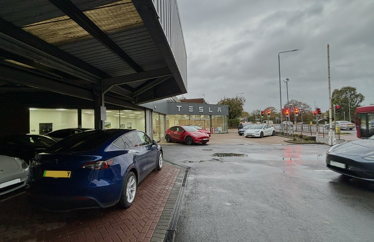 Y__Tesla's tweet image. Big shoutout to the Nottingham @Tesla Service -
⚡️ great customer care, friendly staff, and while waiting for my car to be checked, I was enjoying the view from my temporary office:)

#tesla #teslamodely #tesladesign #teslanottigham #teslauk #teslaservice