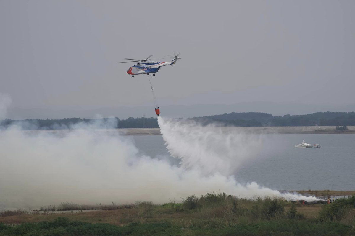 ECANNEWS's tweet photo. The drill can be said to be China's largest domestic multi-aircraft integrated real-life exercise that set 4 emergency rescue scenarios, and 8 aircraft carried out disaster reconnaissance, situation monitoring, communication relay, accurate firefighting, rapid delivery, etc. https://t.co/7wW6Hz6RhE
