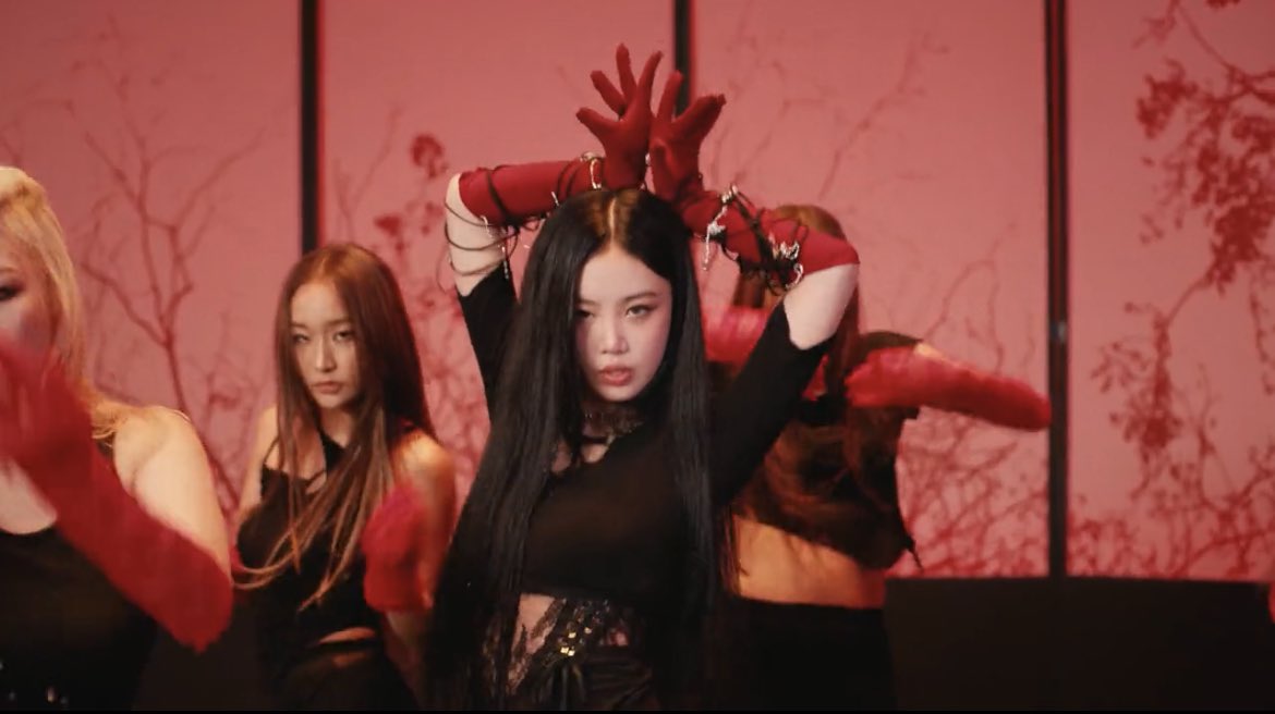 Soojin has released the music video for ‘아가씨.’

Watch: youtu.be/1p2cafgpD1M