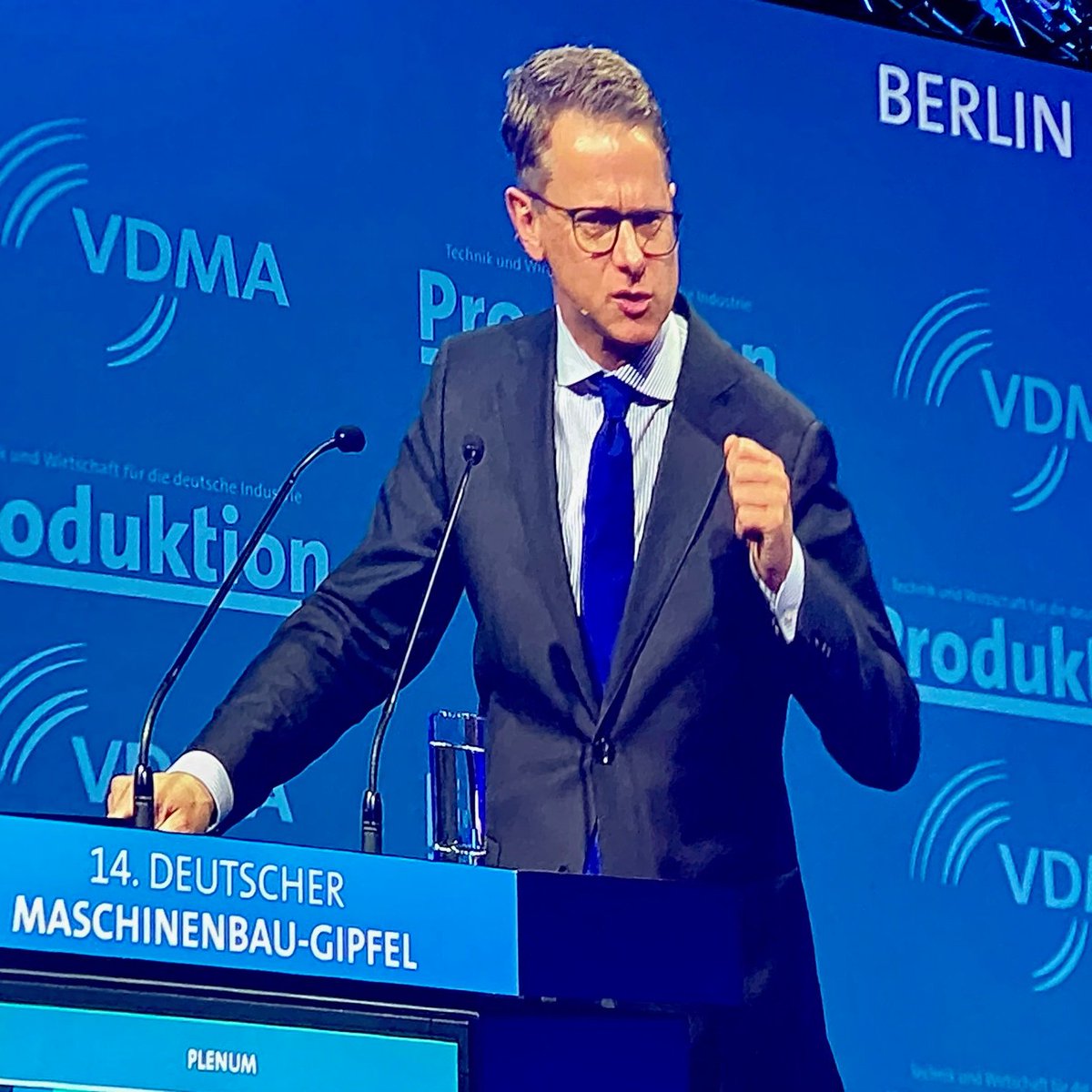 VDMAonline's tweet photo. Dr. Linnemann, @CDU "Wachsendes Unternehmertum ist unerlässlich, doch die Sorge ist, dass Deutschland aus den aktuellen Krisen schlechter herauskommen als wir hineingingen – anders als in früheren Krisen." #MBG23 https://t.co/RzrkEIupAC