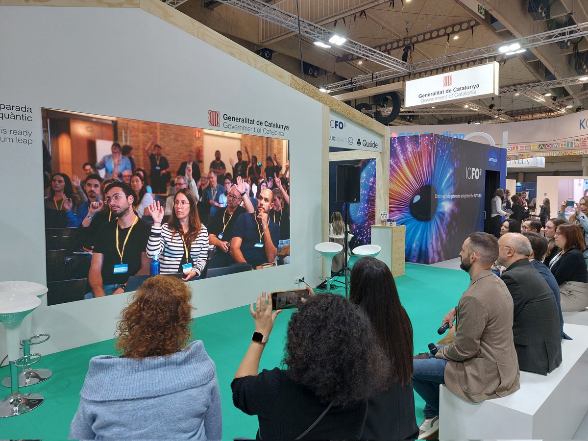 colabscatalunya's tweet photo. 🔛 Des del #ColabsCatalunya participem en l’#SCEWC23!

La DG de Societat Digital @Liliana_ArroyoM dona la benvinguda a la sessió en què s'exposarà com les tecnologies digitals poden generar un impacte positiu, millorant la gestió pública i la participació ciutadana! 👏🏻 https://t.co/M8qjb0Oeso