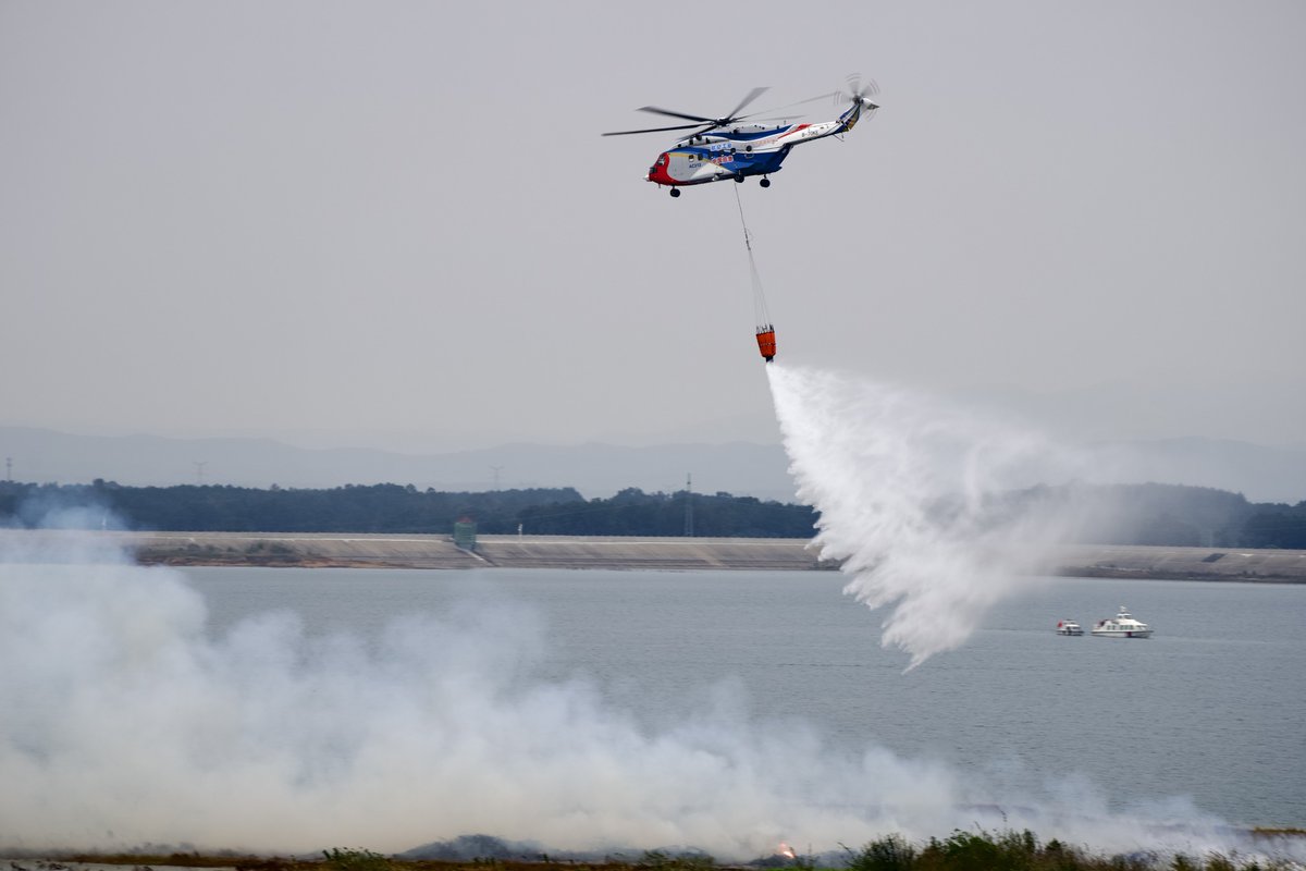 ECANNEWS's tweet photo. Let's take a look at the wonderful fire-fighting moments on the scene of emergency drill!
In AVIC aviation emergency rescue drill, AG600M aircraft, MA60 aircraft and AC313 helicopter dropped a total of 70 tons of water and achieved the expected firefighting effect. https://t.co/SUMRwPgRkQ