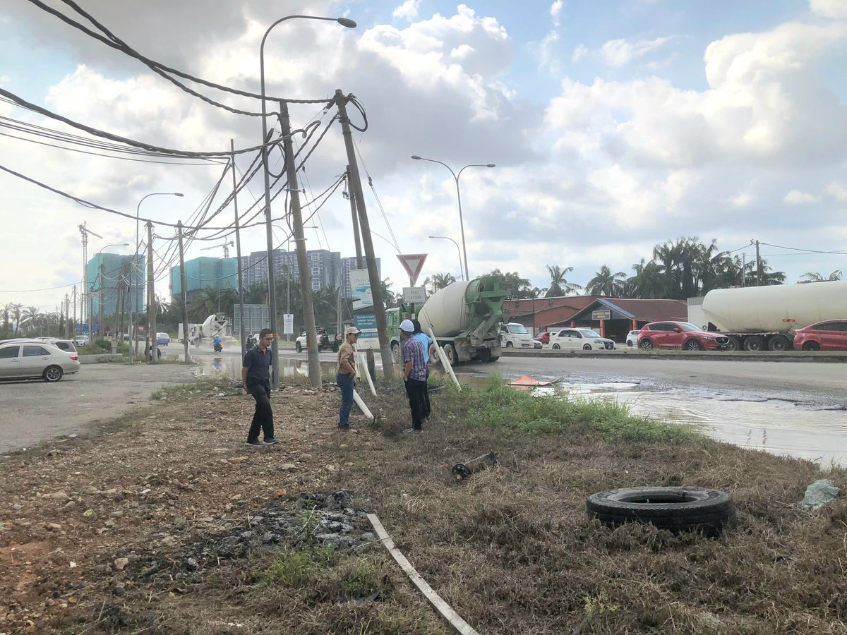 HH1548's tweet photo. Jln brlubang disimpang Avatar/Desa Coalfield. Ini mmbahayakn kenderaan yg melalui jln ini &amp; menyebbkn kemek/krosakn pd kenderaan. Apatah lg nyawa yg menaiki motor. Sy tlh bawa prkara ini ke phak yg brwajib; dfhmkn phak pemaju LBS sdg mlihat isu ini &amp; kerja2 pmbaikan seawl esk ✌️. https://t.co/IREapHkF0l