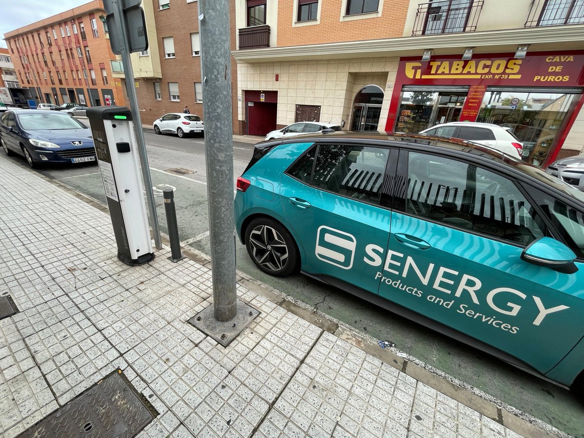 senergyps's tweet photo. Senergyps pone en marcha un nuevo cargador Urban en la Estación de Trenes de Badajoz, con dos conectores tipo 2 de hasta 22kW de potencia de carga por toma, activable con la aplicación Electromaps. https://t.co/wqthEOOpPy