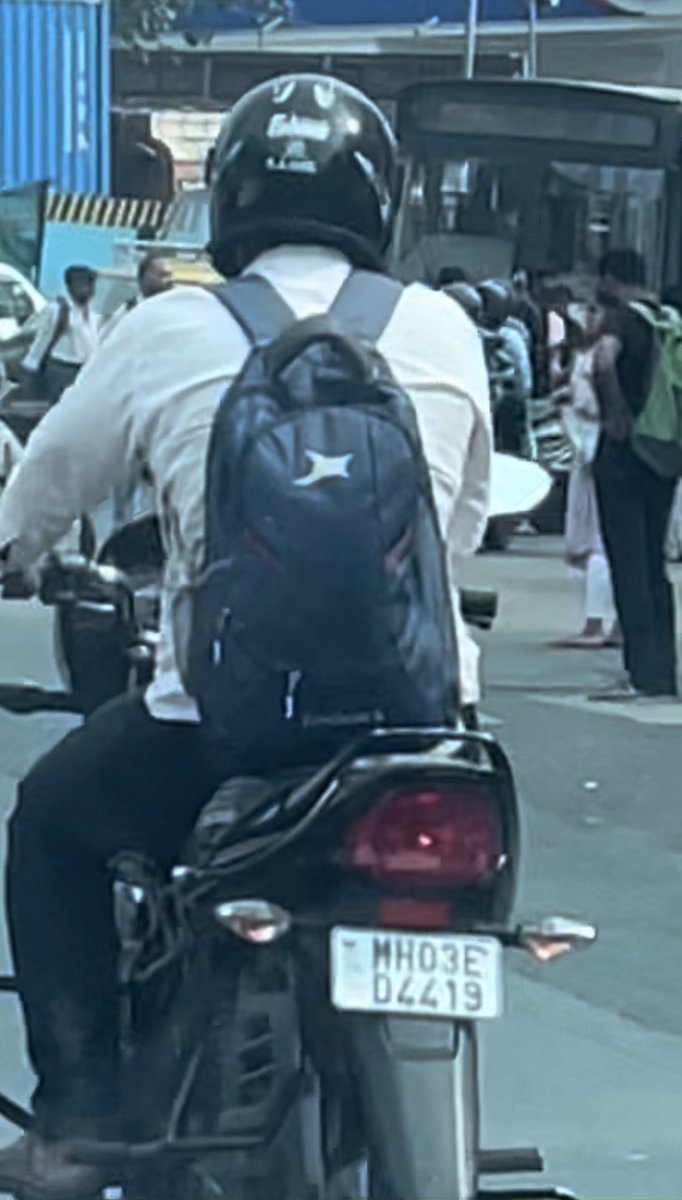 IdiotsRoads's tweet photo. Hey @Swiggy is this the training you give to your riders? At bandra W lucky restaurant.  Don’t you think the government should close you down because your operations poses an extreme risk to others? @MTPHereToHelp @CPMumbaiPolice @nitin_gadkari @MORTHIndia are you helpless? https://t.co/wIVsnFEcds